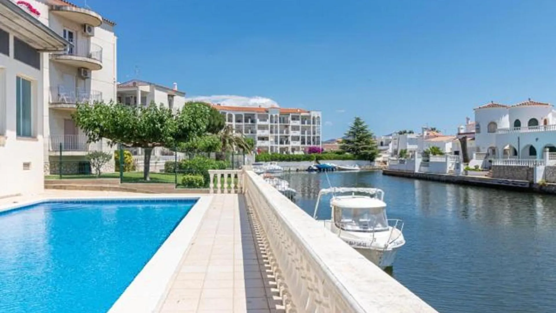 224-Apartamento Con Vistas A Canal Y Piscina Empuriabrava