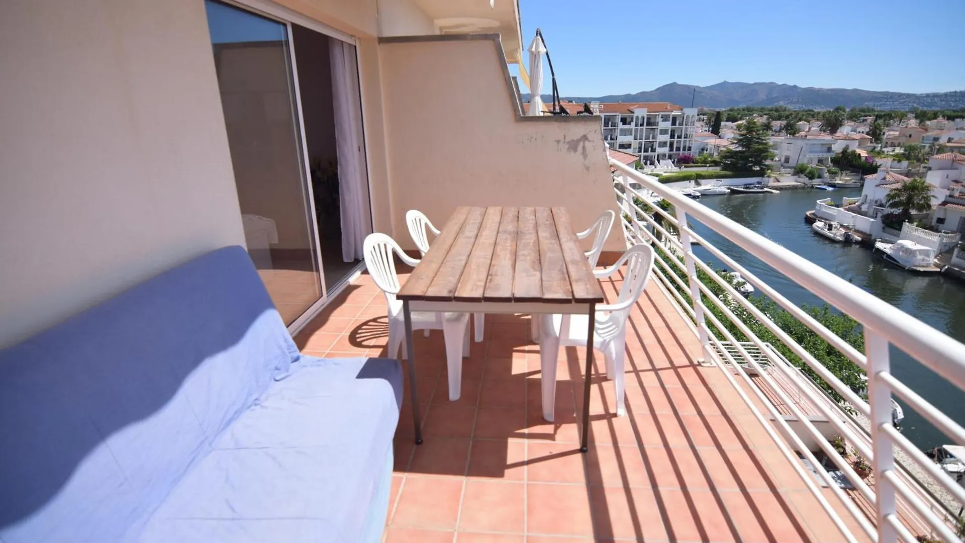 Apartment 224-Apartamento Con Vistas A Canal Y Piscina Empuriabrava Spain